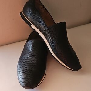 GENTLE SOULS by KENNETH COLE LUCE A-LINED BLACK LEATHER LOAFERS sz 8